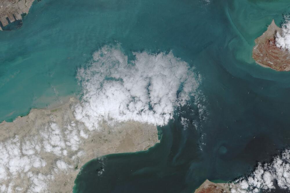 Satelitski snimak prikazuje kretanje brodova u Hormuškom moreuzu 17. aprila, Foto: Reuters