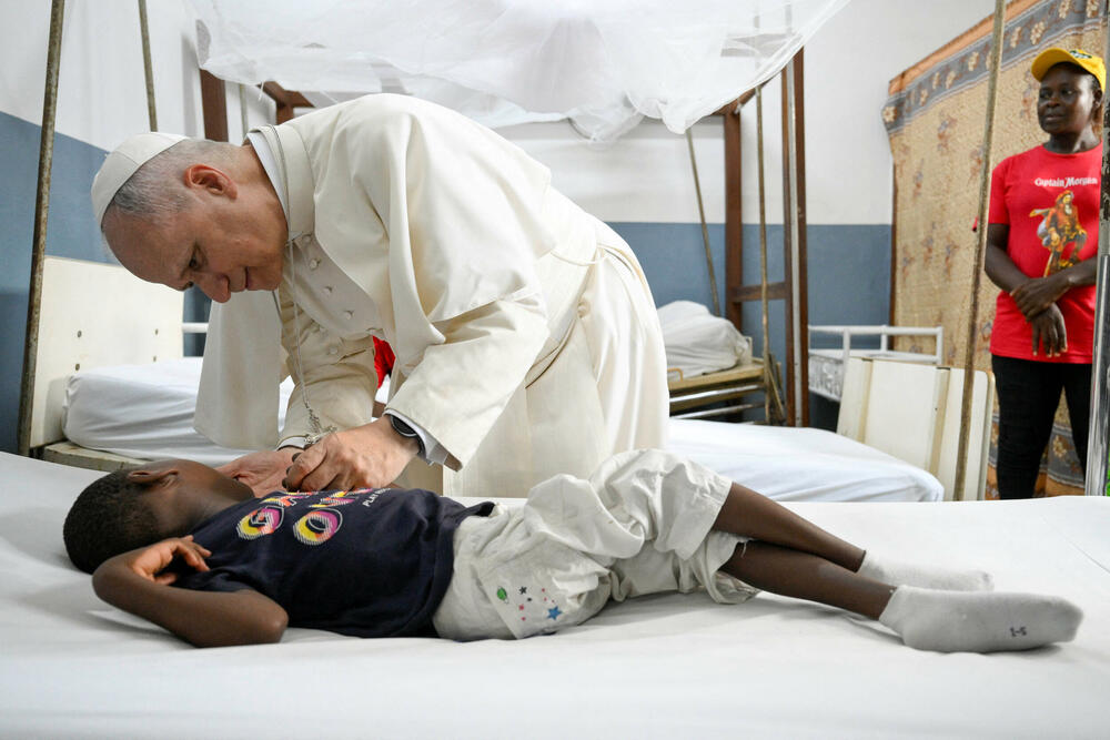 Papa Lav u obilasku bolnice u Douali u Kamerunu