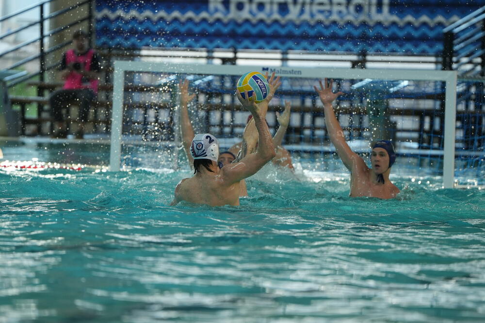 <p>Vaterpolisti Primorca bolji od Jadran M:tela u polufinalu Regionalne lige - sjajan meč velikih rivala riješen petercima (22:20)</p>