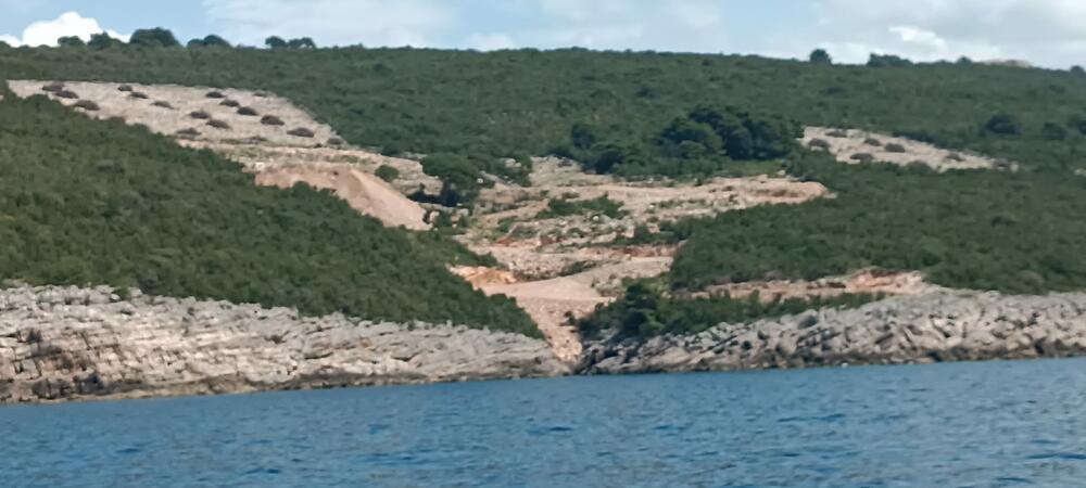 <p>Građevinska operativa je na obali i u zaleđu Vučje uvale koja se nalazi između rta Arza na ulazu u Boku i čuvene Plave špilje već počela sa kopanjem i pripremom terena za gradnju, kako nezvanično saznajemo, kompleksa eksluzivnih vila i apartmana za prodaju na tržištu</p>