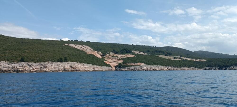 <p>Građevinska operativa je na obali i u zaleđu Vučje uvale koja se nalazi između rta Arza na ulazu u Boku i čuvene Plave špilje već počela sa kopanjem i pripremom terena za gradnju, kako nezvanično saznajemo, kompleksa eksluzivnih vila i apartmana za prodaju na tržištu</p>