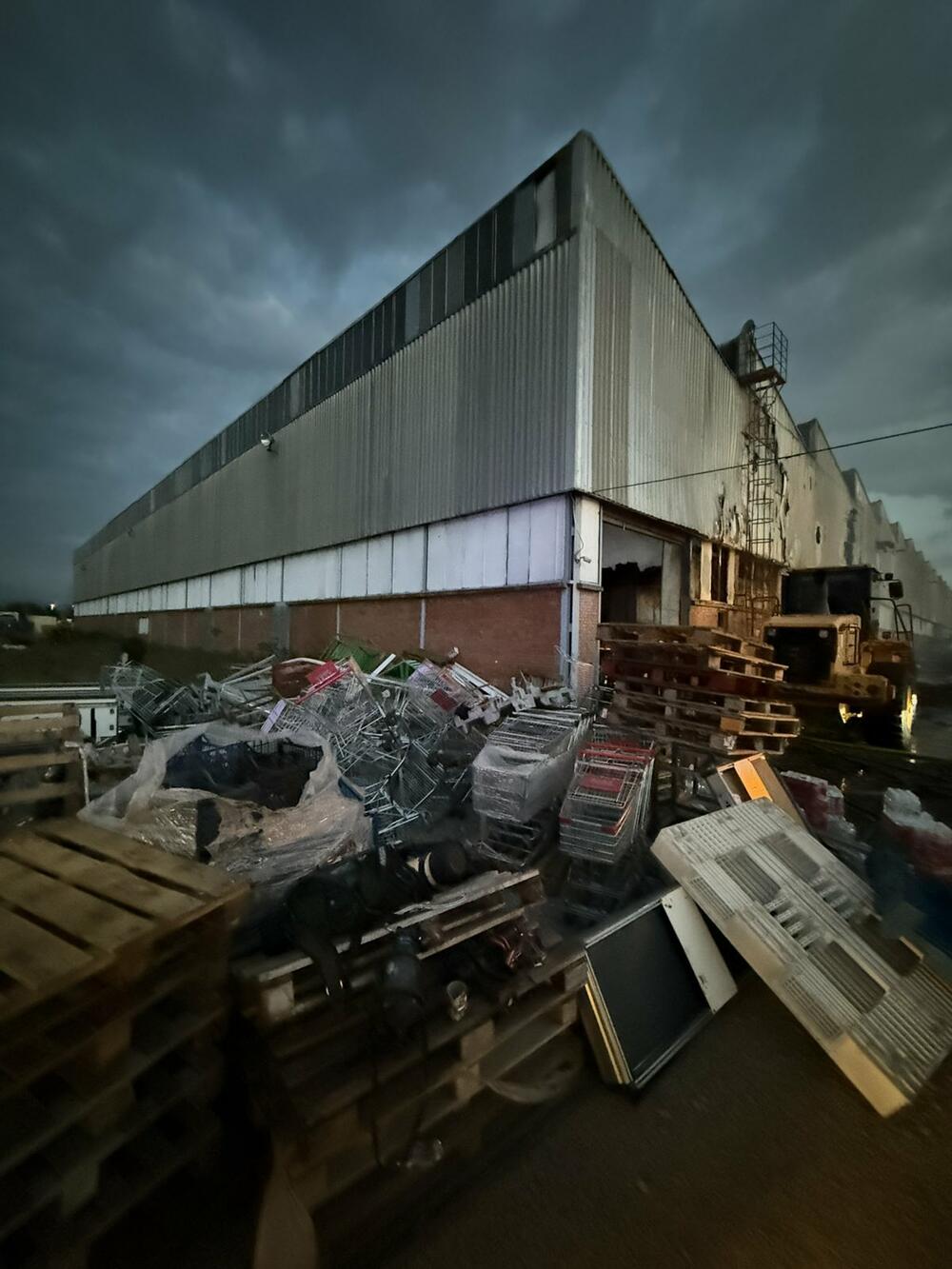 <p>U akciji je, prema riječima komandira podgoričke Službe zaštite i spašavanja učestvovalo devet vozila i 20-ak vatrogasaca</p>