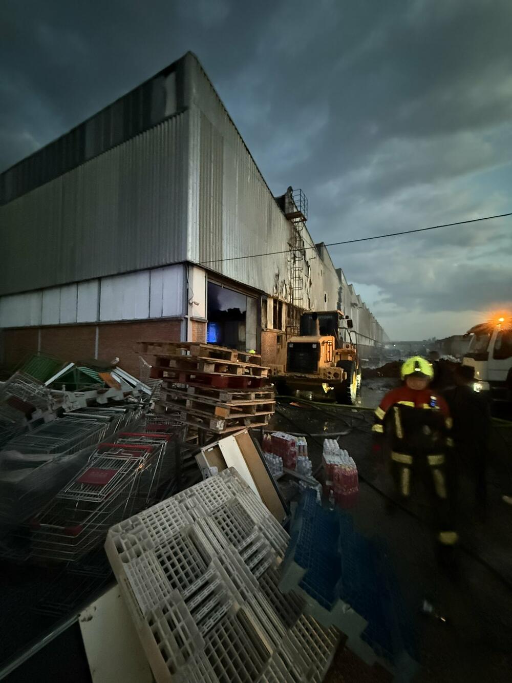 <p>U akciji je, prema riječima komandira podgoričke Službe zaštite i spašavanja učestvovalo devet vozila i 20-ak vatrogasaca</p>