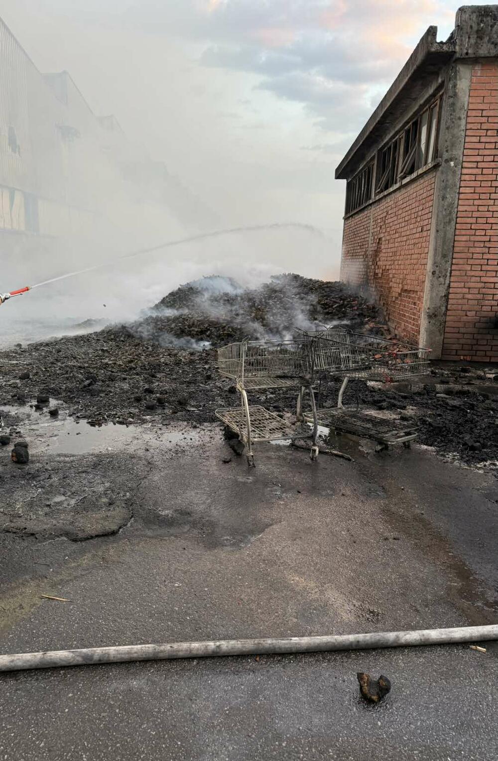 <p>U akciji je, prema riječima komandira podgoričke Službe zaštite i spašavanja učestvovalo devet vozila i 20-ak vatrogasaca</p>