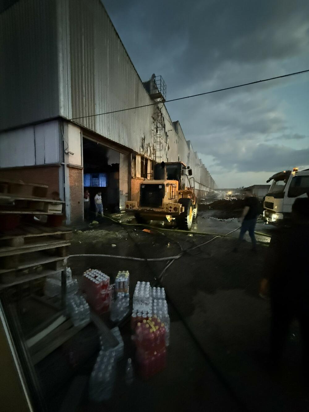 <p>U akciji je, prema riječima komandira podgoričke Službe zaštite i spašavanja učestvovalo devet vozila i 20-ak vatrogasaca</p>