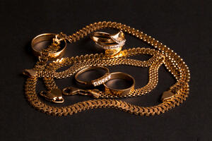 Carinici na skopskom aerodromu zaplenli zlatni nakit vrijedan...