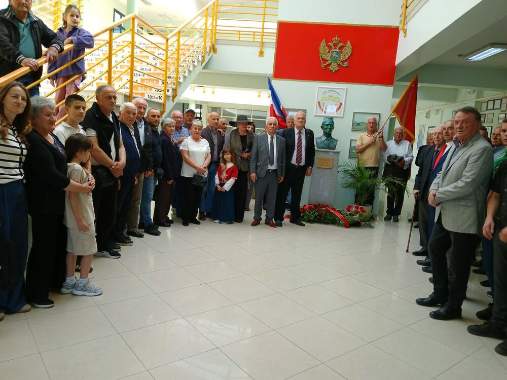 Ljuljđuraj: Vratiti u dvorište škole spomenik Mahmutu Lekiću,...