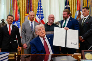 Tramp potpisao uredbu: Ubrzati pristup medicinskim istraživanjima...