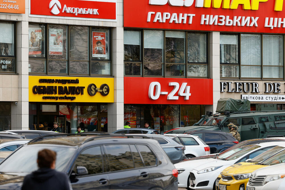 <p>Predsjednik Ukrajine Volodimir Zelenski rekao je u svom večernjem video obraćanju da se pucnjava dogodila u zelenilom okruženom okrugu Holosijivski i da je ranjeno 14 osoba, među kojima i jedan dvanaestogodišnji dječak</p>