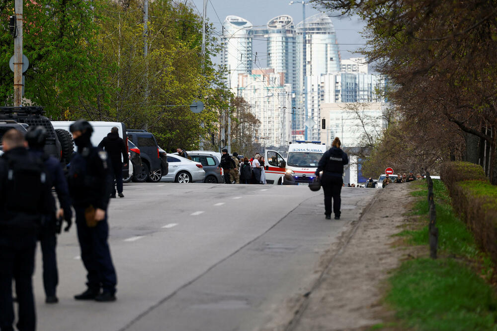 <p>Predsjednik Ukrajine Volodimir Zelenski rekao je u svom večernjem video obraćanju da se pucnjava dogodila u zelenilom okruženom okrugu Holosijivski i da je ranjeno 14 osoba, među kojima i jedan dvanaestogodišnji dječak</p>