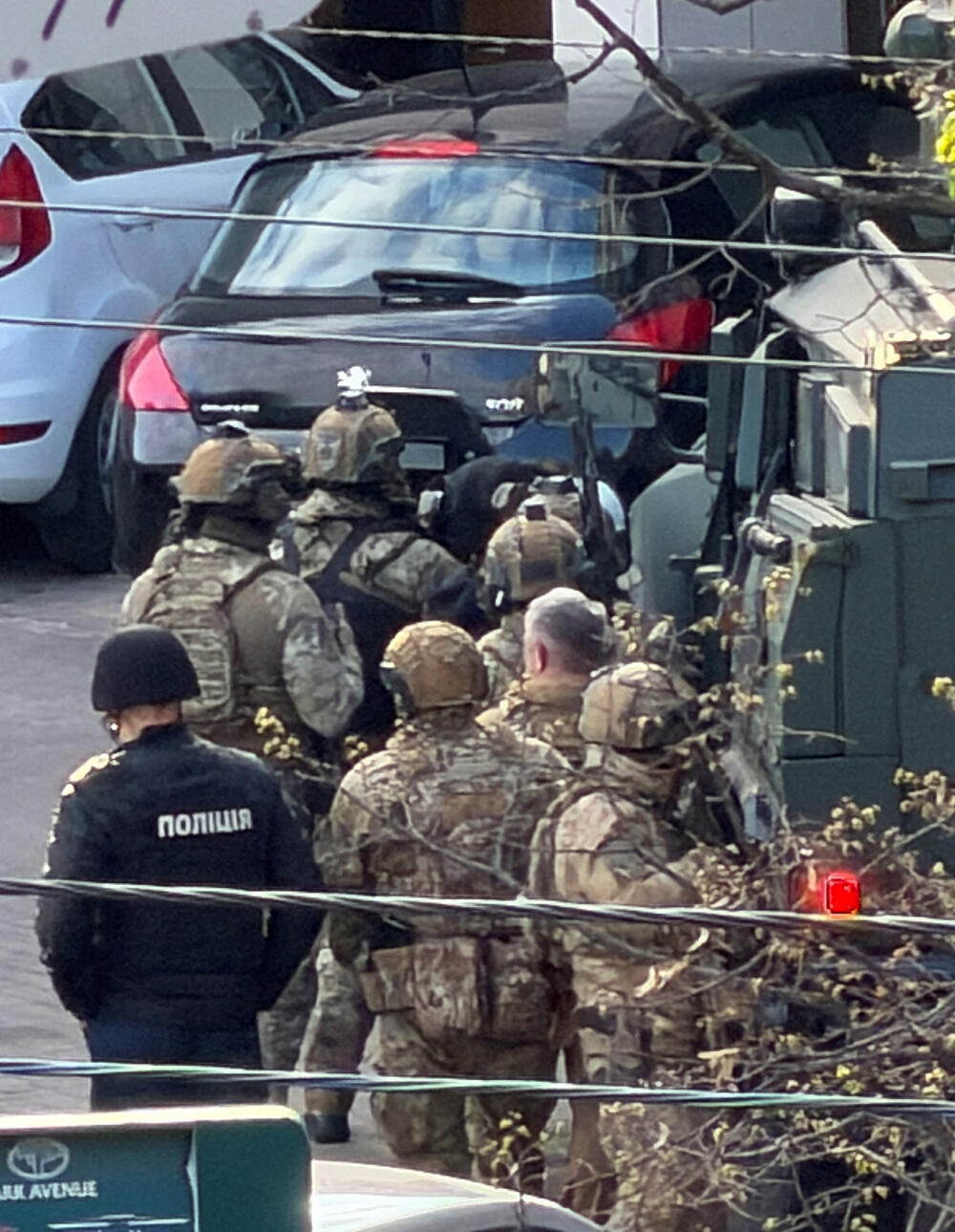 <p>Predsjednik Ukrajine Volodimir Zelenski rekao je u svom večernjem video obraćanju da se pucnjava dogodila u zelenilom okruženom okrugu Holosijivski i da je ranjeno 14 osoba, među kojima i jedan dvanaestogodišnji dječak</p>