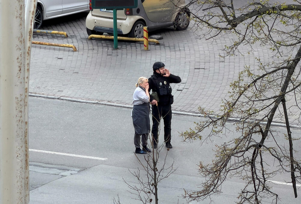 <p>Predsjednik Ukrajine Volodimir Zelenski rekao je u svom večernjem video obraćanju da se pucnjava dogodila u zelenilom okruženom okrugu Holosijivski i da je ranjeno 14 osoba, među kojima i jedan dvanaestogodišnji dječak</p>