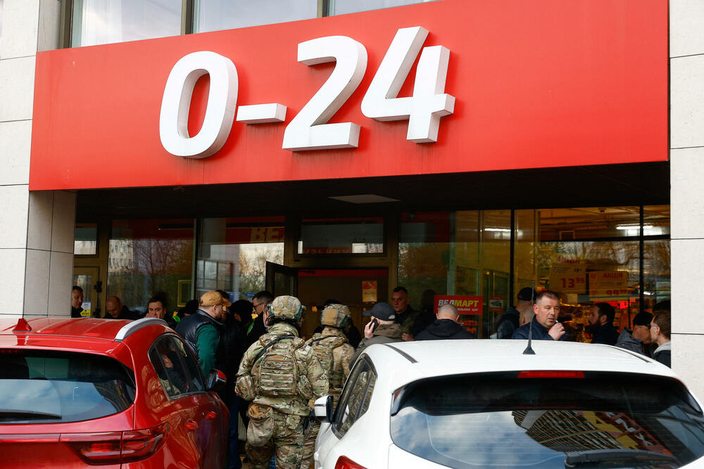 <p>Predsjednik Ukrajine Volodimir Zelenski rekao je u svom večernjem video obraćanju da se pucnjava dogodila u zelenilom okruženom okrugu Holosijivski i da je ranjeno 14 osoba, među kojima i jedan dvanaestogodišnji dječak</p>