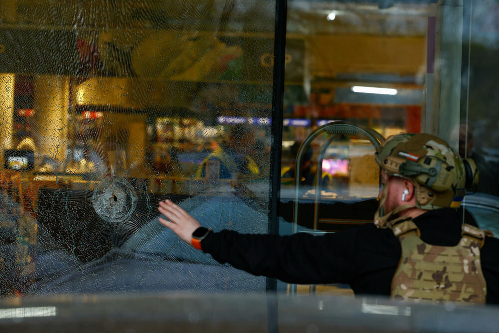 <p>Predsjednik Ukrajine Volodimir Zelenski rekao je u svom večernjem video obraćanju da se pucnjava dogodila u zelenilom okruženom okrugu Holosijivski i da je ranjeno 14 osoba, među kojima i jedan dvanaestogodišnji dječak</p>