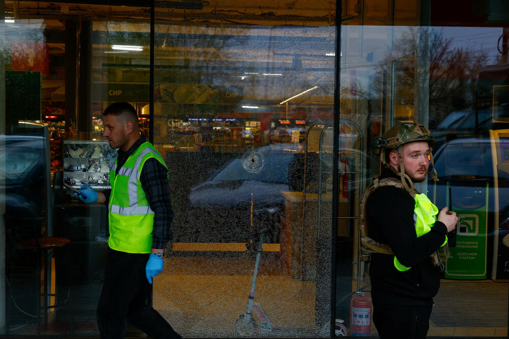 <p>Predsjednik Ukrajine Volodimir Zelenski rekao je u svom večernjem video obraćanju da se pucnjava dogodila u zelenilom okruženom okrugu Holosijivski i da je ranjeno 14 osoba, među kojima i jedan dvanaestogodišnji dječak</p>