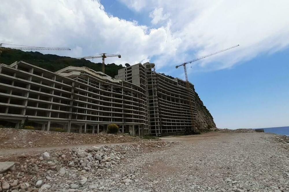 Od ambicioznog projekta ostalo samo napušteno gradilište: hotel &ldquo;As&rdquo;, Foto: Biljana Matijašević