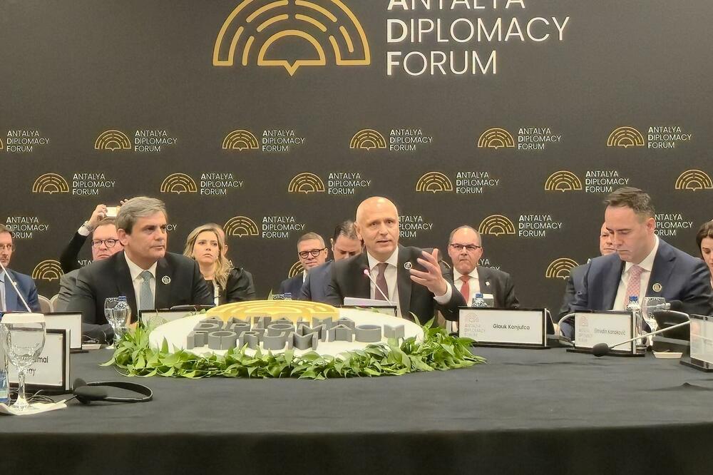 Kapetanović govori na forumu, Foto: RCC