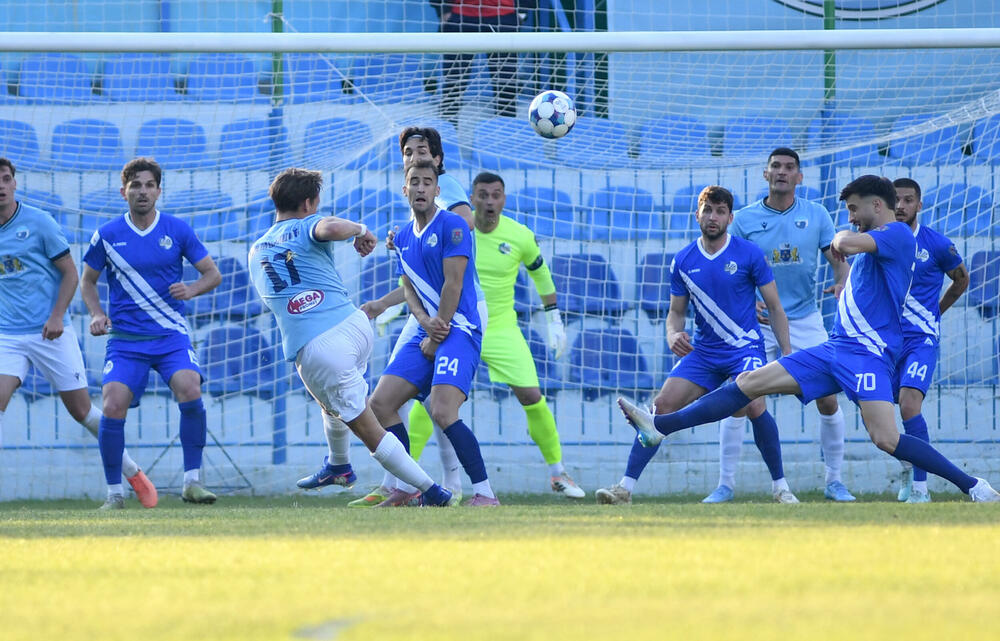 <p>CFL, 30. kolo: lider savladao Petrovac fantastičnim pogotkom Vasilija Čavora, Barani vezali sedmi trijumf, aktuelni šampion i dalje posrće</p>