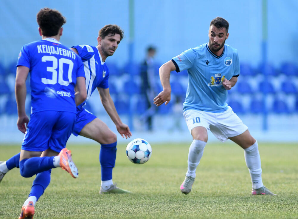 <p>CFL, 30. kolo: lider savladao Petrovac fantastičnim pogotkom Vasilija Čavora, Barani vezali sedmi trijumf, aktuelni šampion i dalje posrće</p>