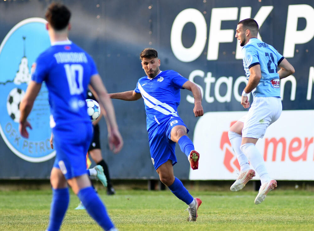 <p>CFL, 30. kolo: lider savladao Petrovac fantastičnim pogotkom Vasilija Čavora, Barani vezali sedmi trijumf, aktuelni šampion i dalje posrće</p>