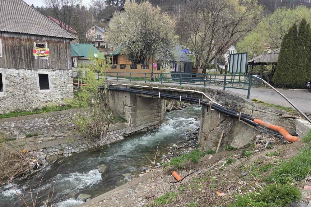 Kanalizacione cijevi zakačene uz most, Foto: Dragana Šćepanović