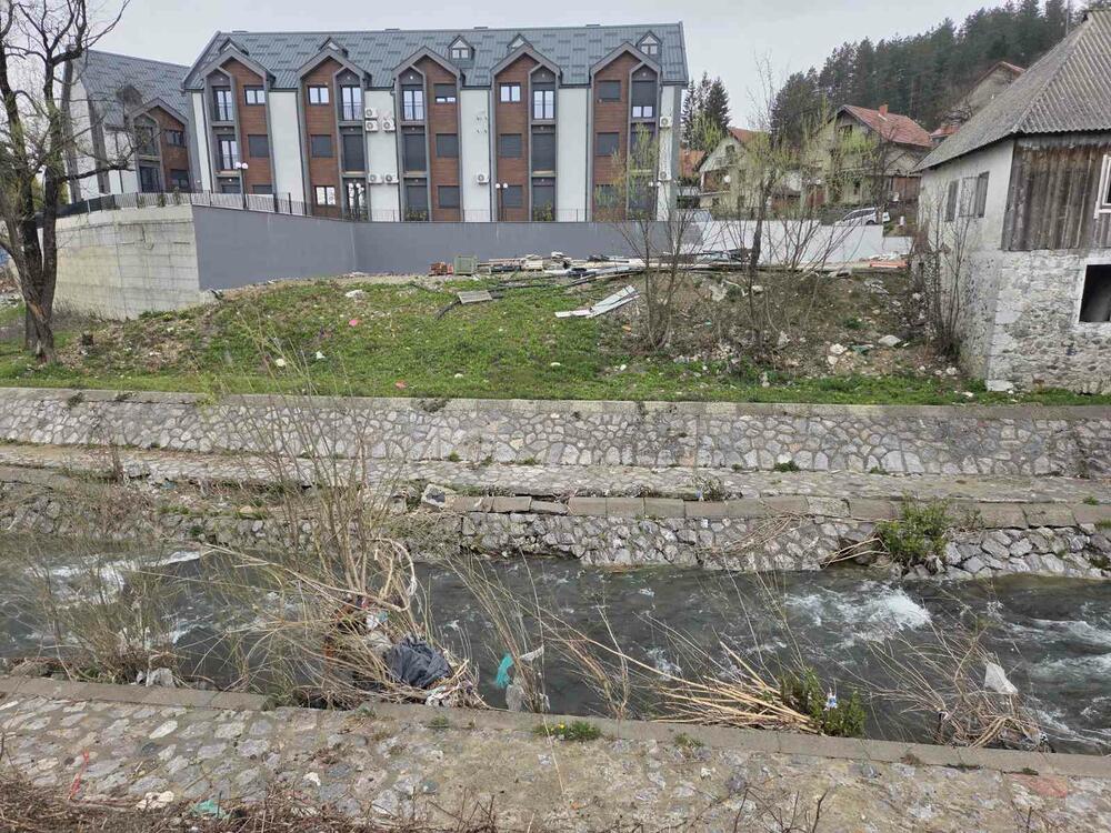 Zgrada s pogledom na deponiju