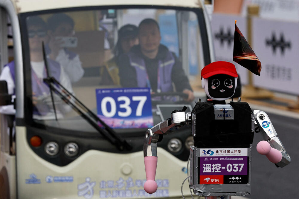 <p>Takmičenje, koje je održano uporedo sa trkom za ljude, nije prošlo bez problema - jedan robot se srušio odmah na startu, dok je drugi udario u zaštitnu ogradu</p>