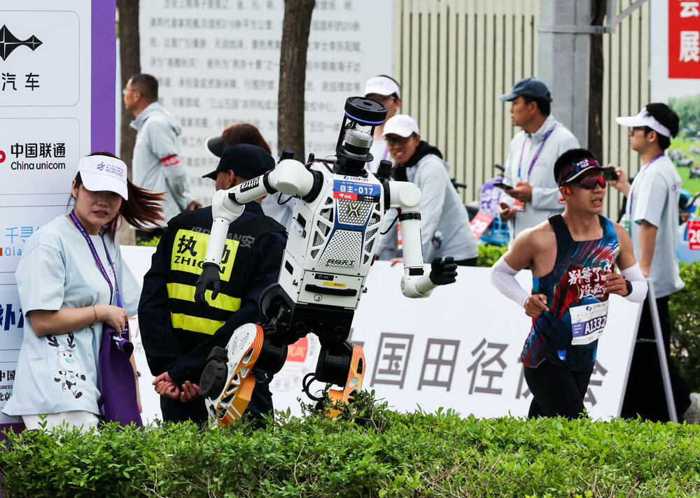 <p>Takmičenje, koje je održano uporedo sa trkom za ljude, nije prošlo bez problema - jedan robot se srušio odmah na startu, dok je drugi udario u zaštitnu ogradu</p>