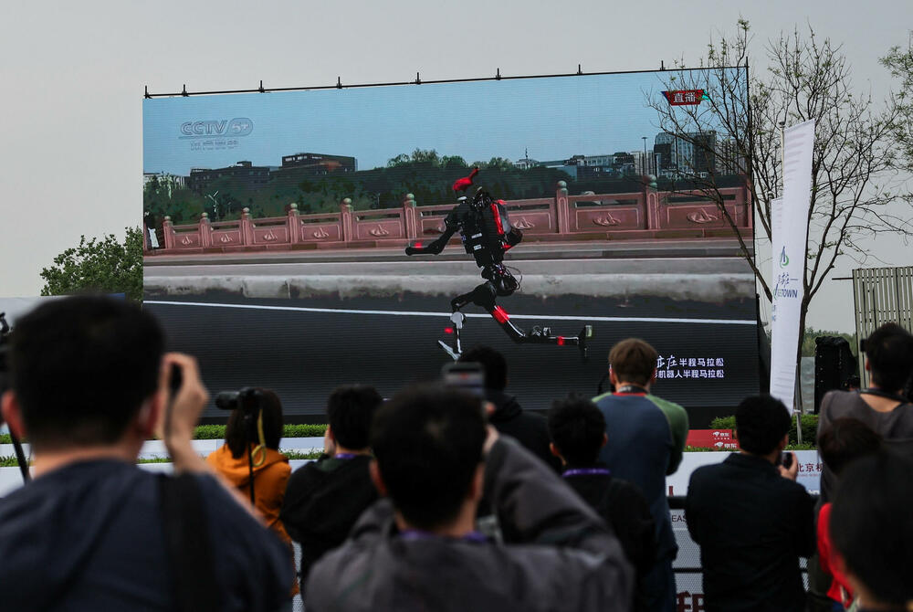 <p>Takmičenje, koje je održano uporedo sa trkom za ljude, nije prošlo bez problema - jedan robot se srušio odmah na startu, dok je drugi udario u zaštitnu ogradu</p>