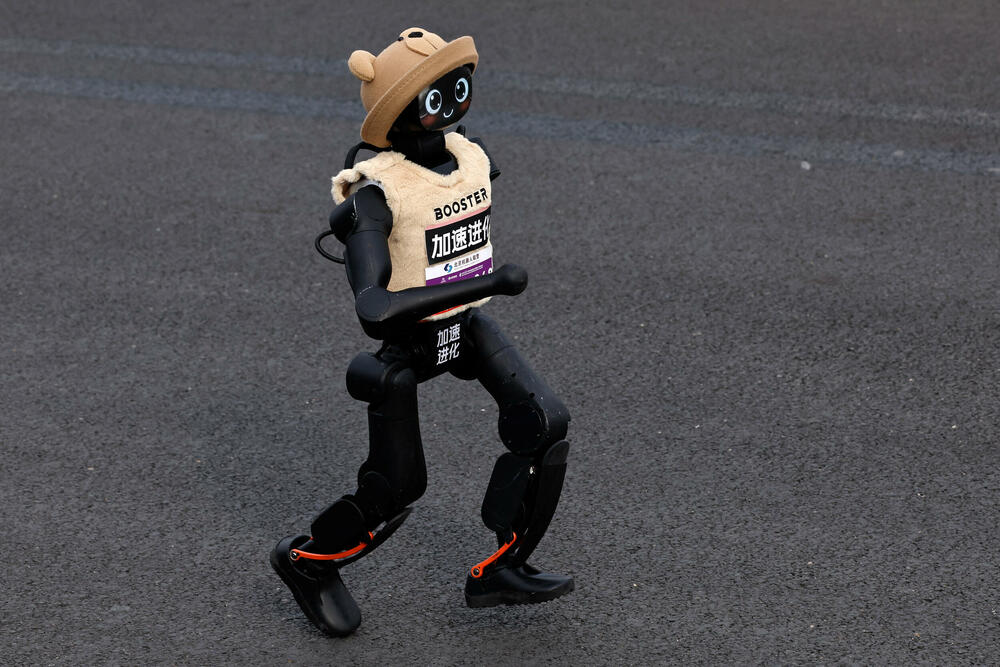 <p>Takmičenje, koje je održano uporedo sa trkom za ljude, nije prošlo bez problema - jedan robot se srušio odmah na startu, dok je drugi udario u zaštitnu ogradu</p>