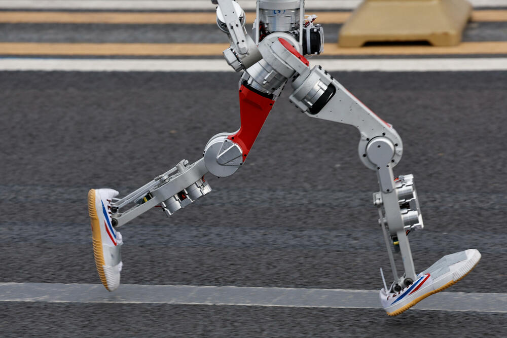 <p>Takmičenje, koje je održano uporedo sa trkom za ljude, nije prošlo bez problema - jedan robot se srušio odmah na startu, dok je drugi udario u zaštitnu ogradu</p>