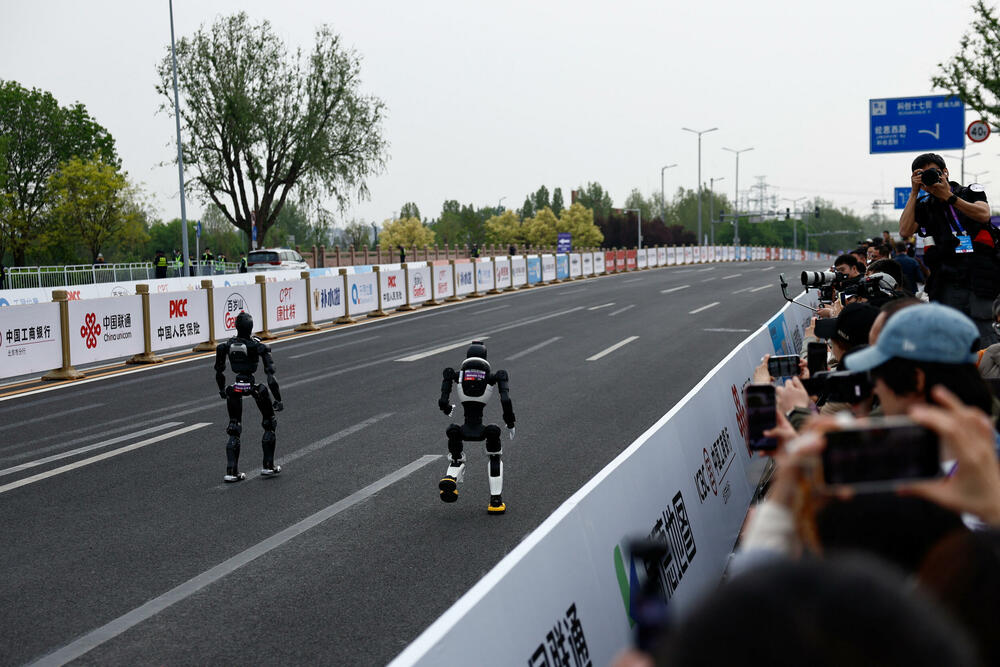 <p>Takmičenje, koje je održano uporedo sa trkom za ljude, nije prošlo bez problema - jedan robot se srušio odmah na startu, dok je drugi udario u zaštitnu ogradu</p>
