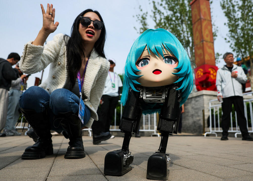 <p>Takmičenje, koje je održano uporedo sa trkom za ljude, nije prošlo bez problema - jedan robot se srušio odmah na startu, dok je drugi udario u zaštitnu ogradu</p>