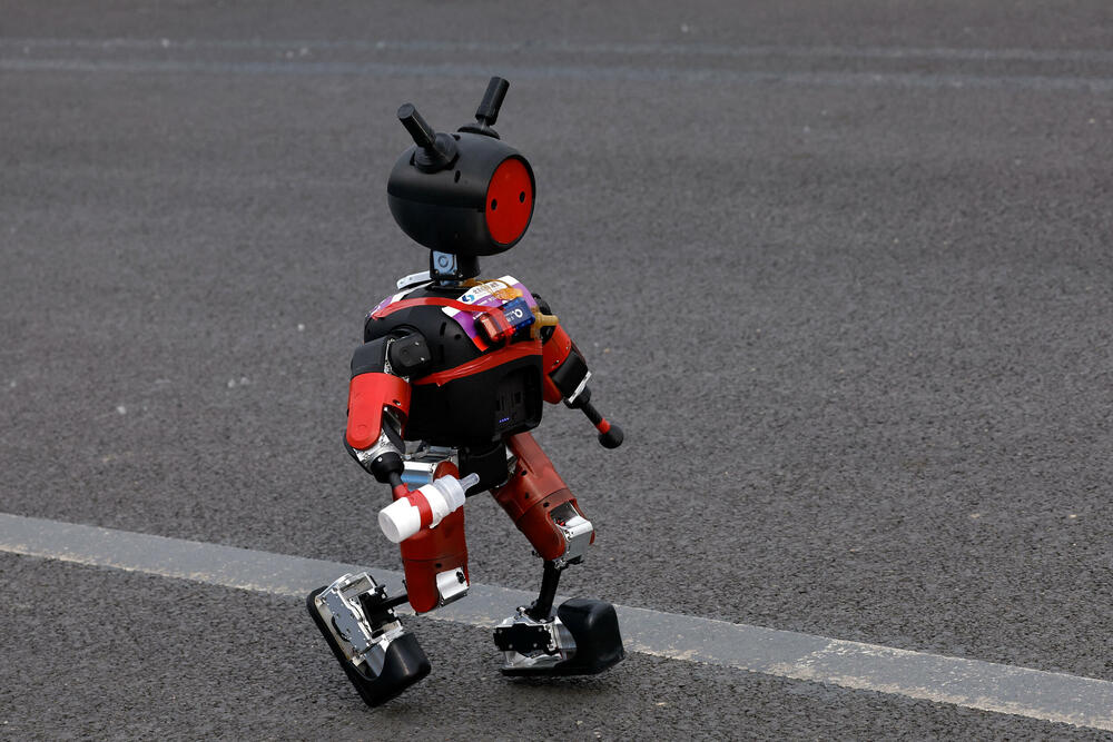 <p>Takmičenje, koje je održano uporedo sa trkom za ljude, nije prošlo bez problema - jedan robot se srušio odmah na startu, dok je drugi udario u zaštitnu ogradu</p>