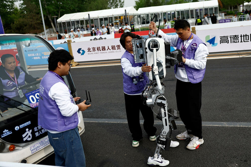 <p>Takmičenje, koje je održano uporedo sa trkom za ljude, nije prošlo bez problema - jedan robot se srušio odmah na startu, dok je drugi udario u zaštitnu ogradu</p>