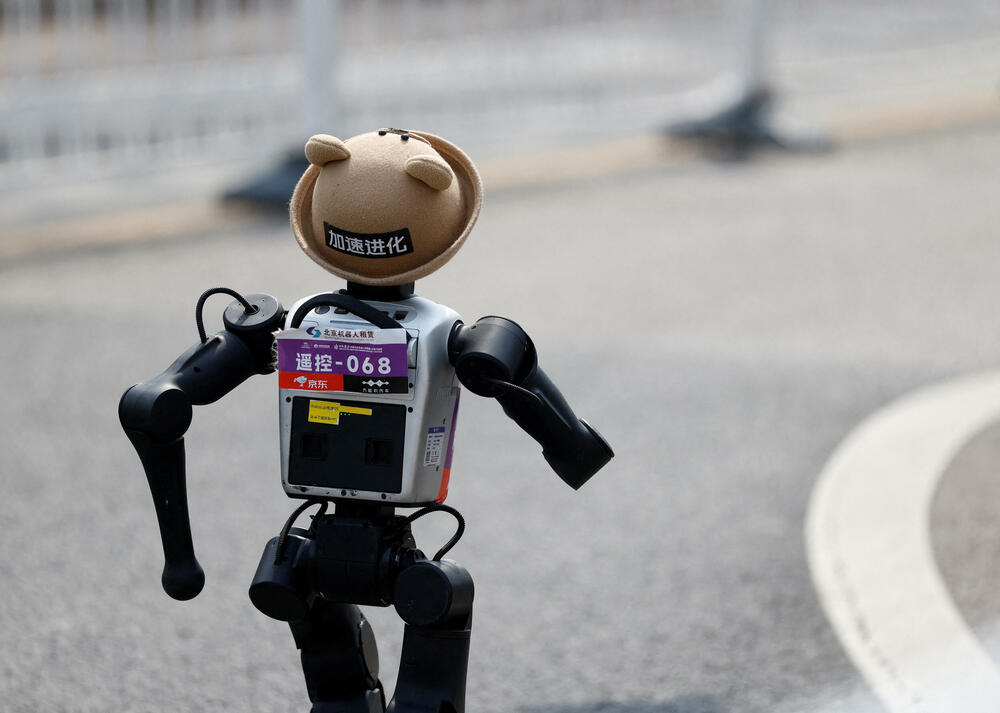 <p>Takmičenje, koje je održano uporedo sa trkom za ljude, nije prošlo bez problema - jedan robot se srušio odmah na startu, dok je drugi udario u zaštitnu ogradu</p>