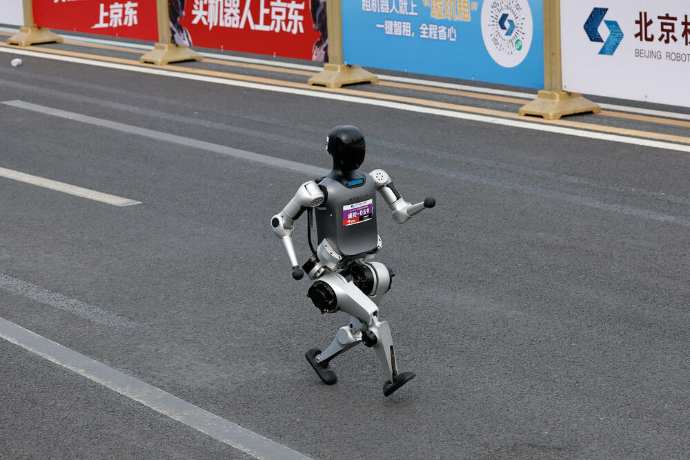 <p>Takmičenje, koje je održano uporedo sa trkom za ljude, nije prošlo bez problema - jedan robot se srušio odmah na startu, dok je drugi udario u zaštitnu ogradu</p>