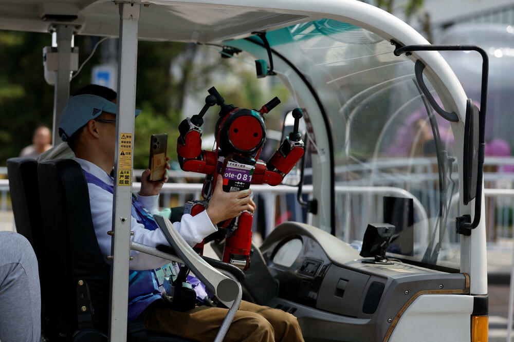 <p>Takmičenje, koje je održano uporedo sa trkom za ljude, nije prošlo bez problema - jedan robot se srušio odmah na startu, dok je drugi udario u zaštitnu ogradu</p>