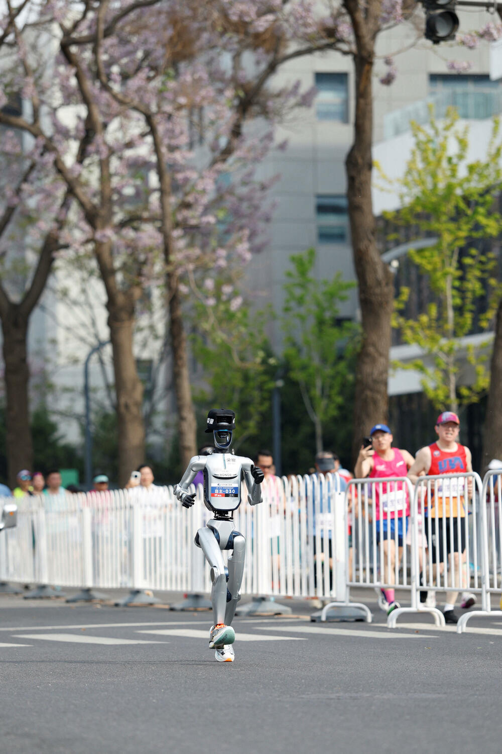 <p>Takmičenje, koje je održano uporedo sa trkom za ljude, nije prošlo bez problema - jedan robot se srušio odmah na startu, dok je drugi udario u zaštitnu ogradu</p>