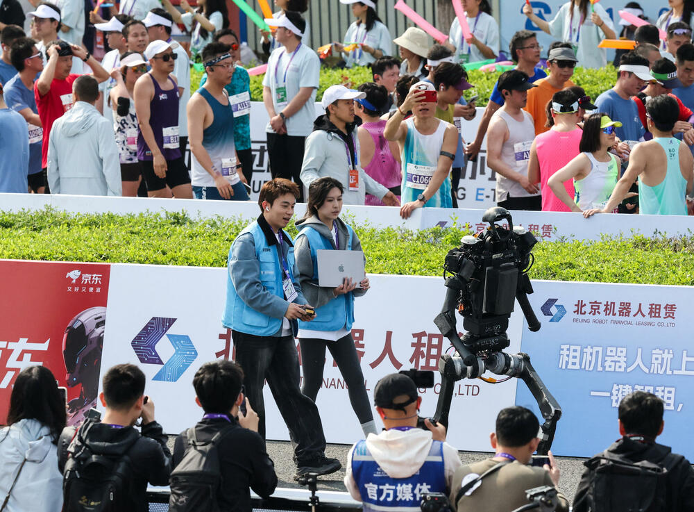 <p>Takmičenje, koje je održano uporedo sa trkom za ljude, nije prošlo bez problema - jedan robot se srušio odmah na startu, dok je drugi udario u zaštitnu ogradu</p>