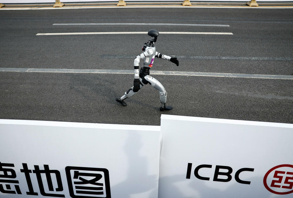 <p>Takmičenje, koje je održano uporedo sa trkom za ljude, nije prošlo bez problema - jedan robot se srušio odmah na startu, dok je drugi udario u zaštitnu ogradu</p>