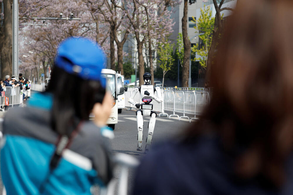 <p>Takmičenje, koje je održano uporedo sa trkom za ljude, nije prošlo bez problema - jedan robot se srušio odmah na startu, dok je drugi udario u zaštitnu ogradu</p>