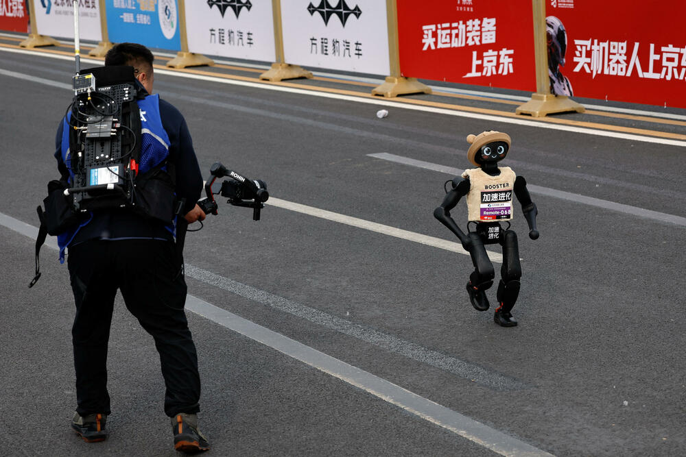 <p>Takmičenje, koje je održano uporedo sa trkom za ljude, nije prošlo bez problema - jedan robot se srušio odmah na startu, dok je drugi udario u zaštitnu ogradu</p>