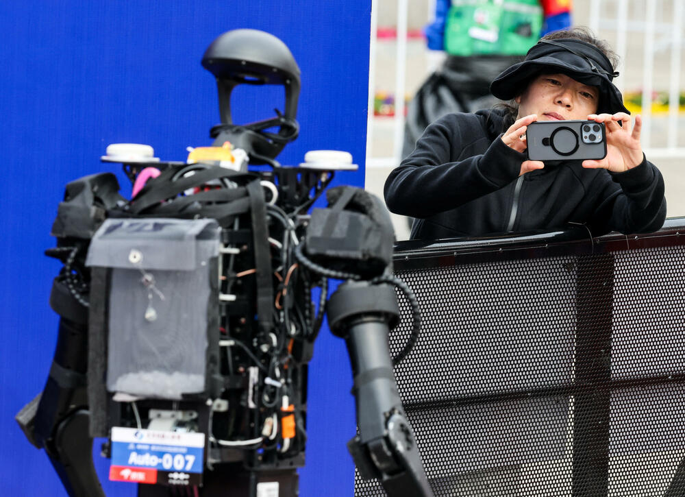 <p>Takmičenje, koje je održano uporedo sa trkom za ljude, nije prošlo bez problema - jedan robot se srušio odmah na startu, dok je drugi udario u zaštitnu ogradu</p>