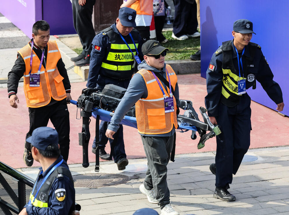 <p>Takmičenje, koje je održano uporedo sa trkom za ljude, nije prošlo bez problema - jedan robot se srušio odmah na startu, dok je drugi udario u zaštitnu ogradu</p>