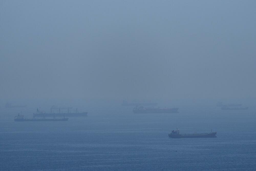 Tankeri usidreni u Hormuškom moreuzu, u subotu, 18. aprila 2026. godine, Foto: Beta/AP