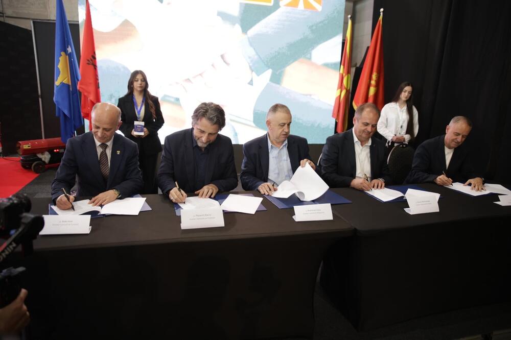 <p>"Ovaj sajam predstavlja značajno tržište za destinaciju Ulcinj, pružajući brojne mogućnosti za promociju turističke ponude, jačanje saradnje i unapređenje veza sa partnerima sa Kosova i iz regiona", piše u saopštenju Turističke organizacije (TO) Ulcinj</p>