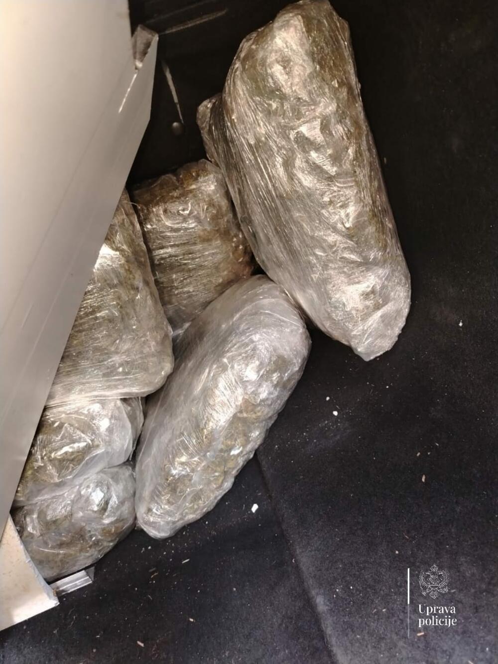 <p>U saopštenju Uprave policije (UP) se navodi da su policajci na graničnom prelazu Šćepan Polje, kontrolisali S.V. (25) iz Zete, koji je upravljao vozilom marke "jaguar", crnogorskih registarskih oznaka, u vlasništvu druge osobe</p>