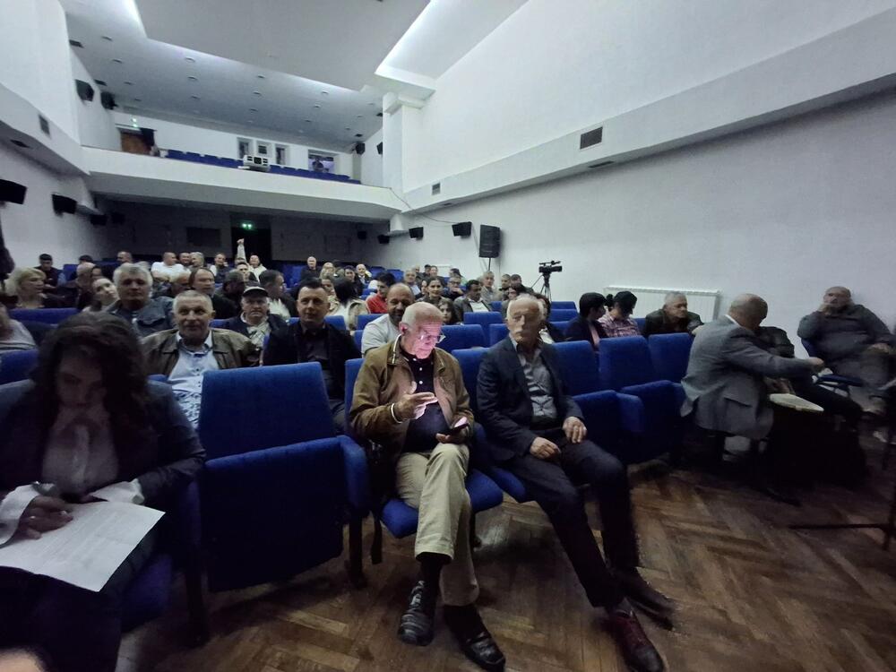 <p>Kroz autentične riječi, igru i pjesmu podsjetili su Vranještičanke i Vranještičani i na nekadašnju veličinu sela, u kojem su minule decenije značile masovan odlazak ljudi, mnoge zatvorene domove, desetkovan stočni fond i zapuštena imanja</p>