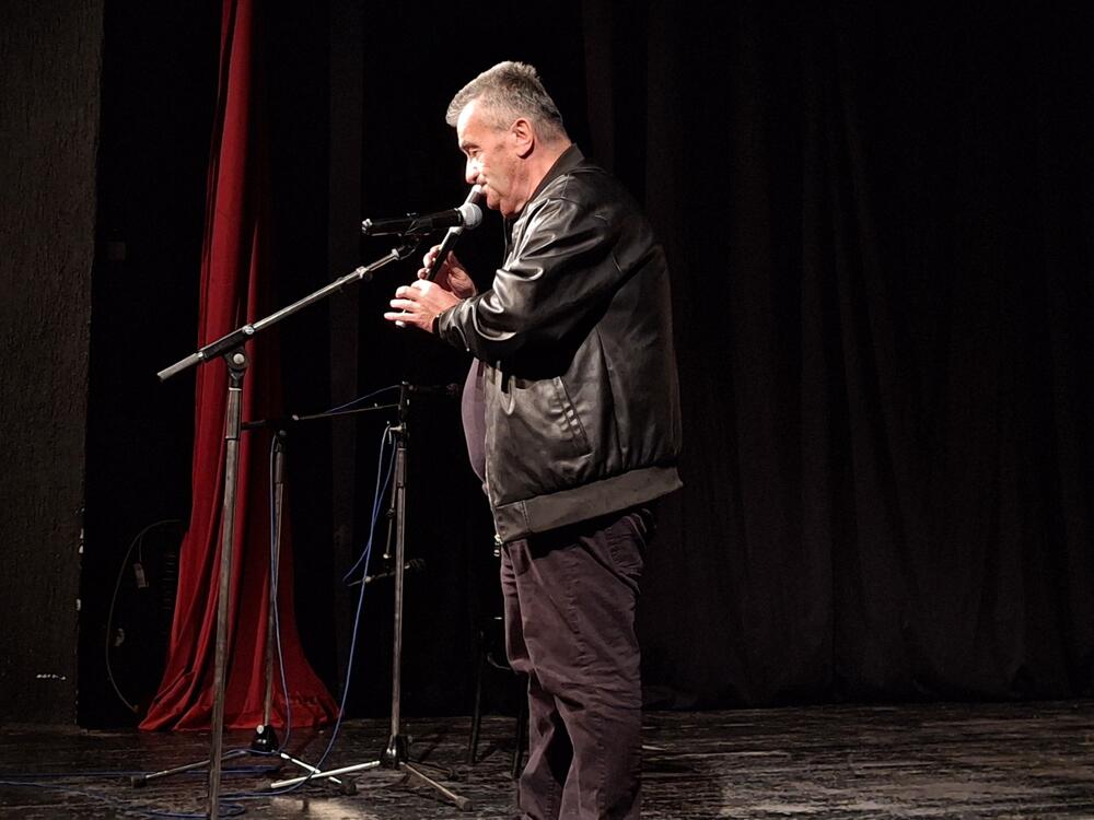 <p>Kroz autentične riječi, igru i pjesmu podsjetili su Vranještičanke i Vranještičani i na nekadašnju veličinu sela, u kojem su minule decenije značile masovan odlazak ljudi, mnoge zatvorene domove, desetkovan stočni fond i zapuštena imanja</p>